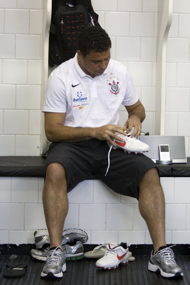 SAO PAULO/SP X CORINTHIANS/SP - Ronaldo nos vestiários antes da partida realizada esta tarde no estádio do Morumbi, zona sul da cidade, válida pelo returno do Campeonato Brasileiro de 2009