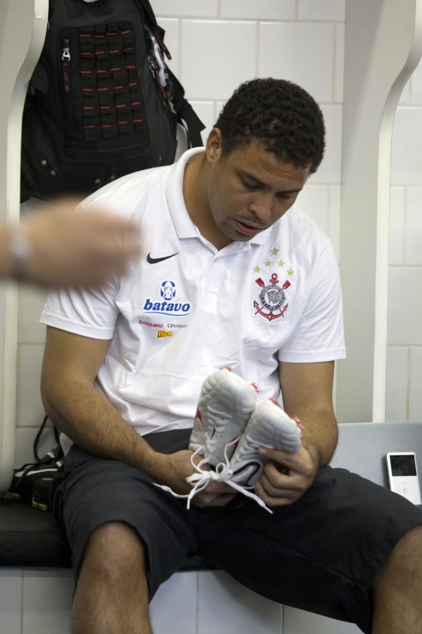 SAO PAULO/SP X CORINTHIANS/SP - Ronaldo nos vestiários antes da partida realizada esta tarde no estádio do Morumbi, zona sul da cidade, válida pelo returno do Campeonato Brasileiro de 2009