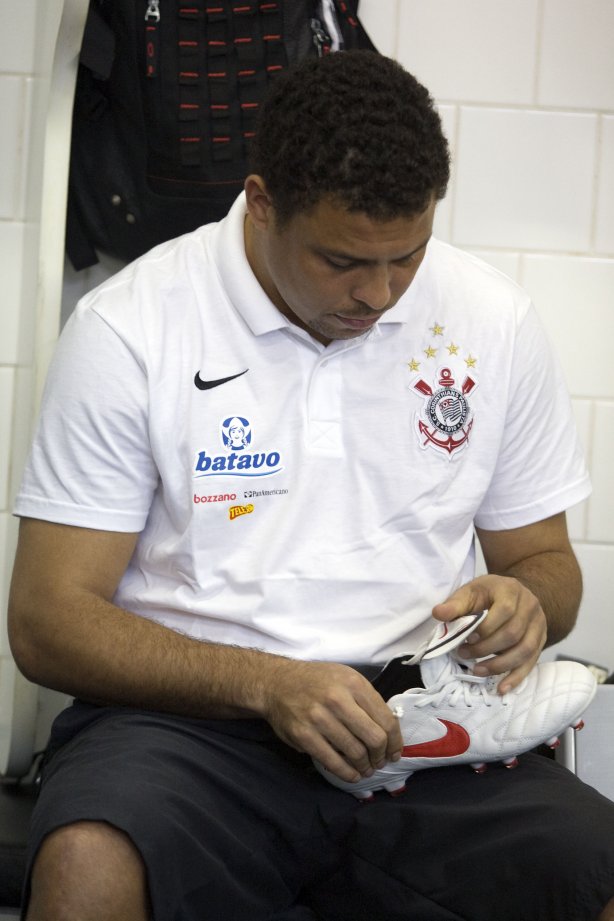SAO PAULO/SP X CORINTHIANS/SP - Ronaldo nos vestiários antes da partida realizada esta tarde no estádio do Morumbi, zona sul da cidade, válida pelo returno do Campeonato Brasileiro de 2009