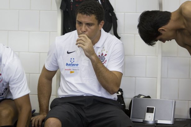 SAO PAULO/SP X CORINTHIANS/SP - Ronaldo nos vestiários antes da partida realizada esta tarde no estádio do Morumbi, zona sul da cidade, válida pelo returno do Campeonato Brasileiro de 2009