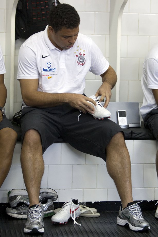 SAO PAULO/SP X CORINTHIANS/SP - Ronaldo nos vestiários antes da partida realizada esta tarde no estádio do Morumbi, zona sul da cidade, válida pelo returno do Campeonato Brasileiro de 2009