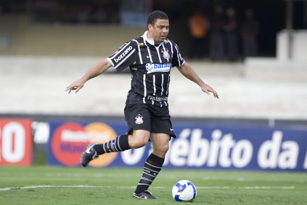 SAO PAULO/SP X CORINTHIANS/SP - Ronaldo se preparara para fazer o seu gol em um lance da partida realizada esta tarde no estádio do Morumbi, zona sul da cidade, válida pelo returno do Campeonato Brasileiro de 2009