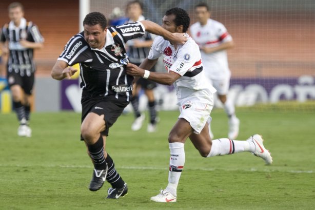 SAO PAULO/SP X CORINTHIANS/SP - Ronaldo tenta se livrar da marcacao de Richarlyson em um lance da partida realizada esta tarde no estádio do Morumbi, zona sul da cidade, válida pelo returno do Campeonato Brasileiro de 2009