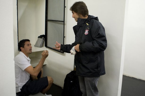 CORINTHIANS/SP X ATLETICO/PR - Balbuena e o fisiologista Daniel Portella nos vestiários antes da partida realizada esta noite no estádio do Pacaembu, zona oeste da cidade, válida pelo returno do Campeonato Brasileiro de 2009