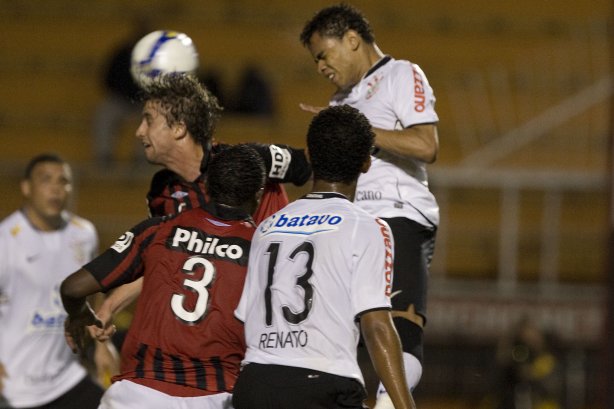 CORINTHIANS/SP X ATLETICO/PR - Dentinho cabeceia em cima de Rafael Miranda em um lance da partida realizada esta noite no estádio do Pacaembu, zona oeste da cidade, válida pelo returno do Campeonato Brasileiro de 2009