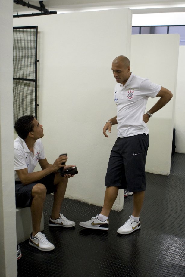 CORINTHIANS/SP X ATLETICO/PR - Dentinho e o estreante Edno nos vestiários antes da partida realizada esta noite no estádio do Pacaembu, zona oeste da cidade, válida pelo returno do Campeonato Brasileiro de 2009