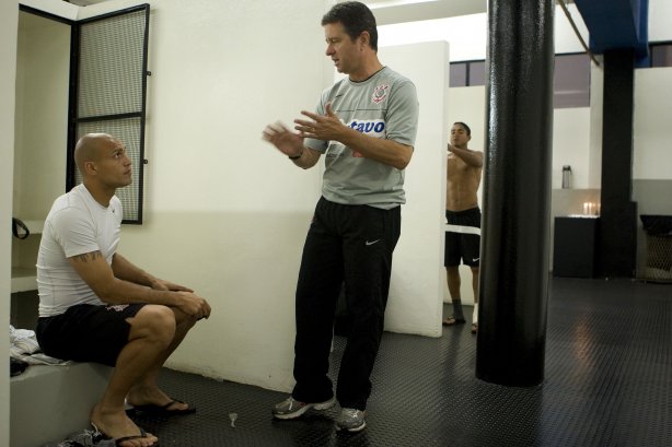 CORINTHIANS/SP X ATLETICO/PR - Edno e o preparador físico Walmir Cruz nos vestiários antes da partida realizada esta noite no estádio do Pacaembu, zona oeste da cidade, válida pelo returno do Campeonato Brasileiro de 2009