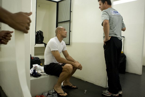 CORINTHIANS/SP X ATLETICO/PR - Edno e o preparador físico Walmir Cruz nos vestiários antes da partida realizada esta noite no estádio do Pacaembu, zona oeste da cidade, válida pelo returno do Campeonato Brasileiro de 2009