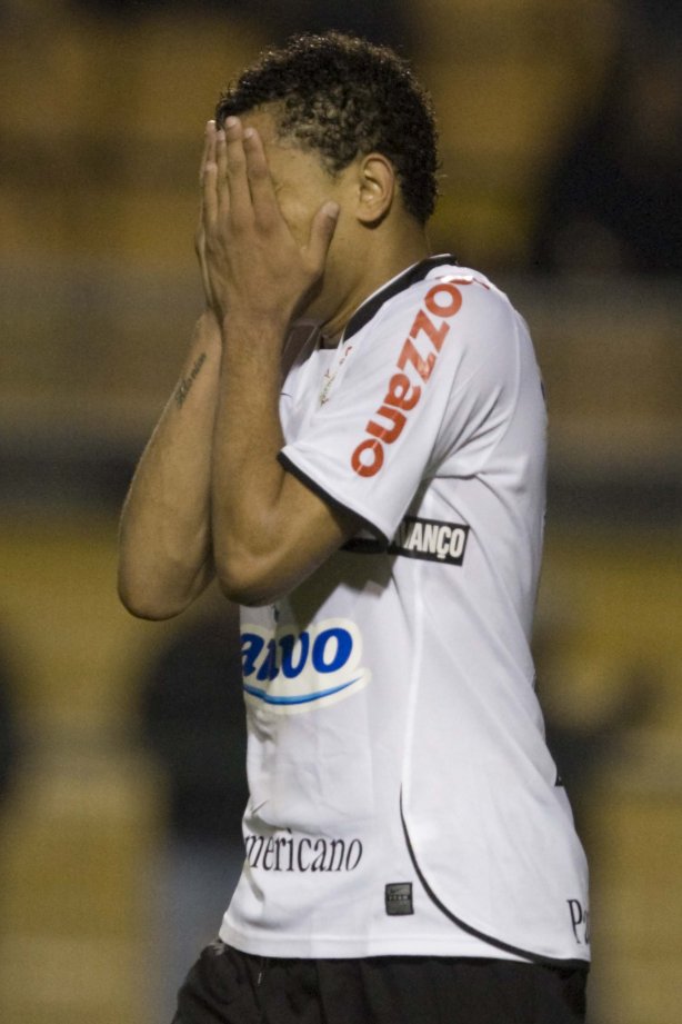 CORINTHIANS/SP X ATLETICO/PR - em um lance da partida realizada esta noite no estádio do Pacaembu, zona oeste da cidade, válida pelo returno do Campeonato Brasileiro de 2009