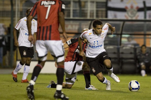 CORINTHIANS/SP X ATLETICO/PR - em um lance da partida realizada esta noite no estádio do Pacaembu, zona oeste da cidade, válida pelo returno do Campeonato Brasileiro de 2009