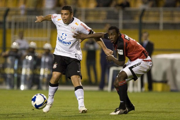 CORINTHIANS/SP X ATLETICO/PR - em um lance da partida realizada esta noite no estádio do Pacaembu, zona oeste da cidade, válida pelo returno do Campeonato Brasileiro de 2009