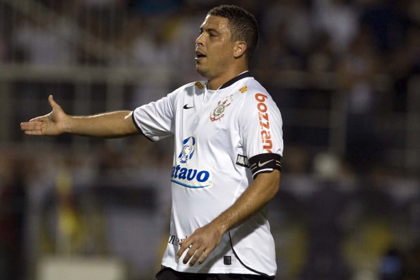 CORINTHIANS/SP X ATLETICO/PR - em um lance da partida realizada esta noite no estádio do Pacaembu, zona oeste da cidade, válida pelo returno do Campeonato Brasileiro de 2009