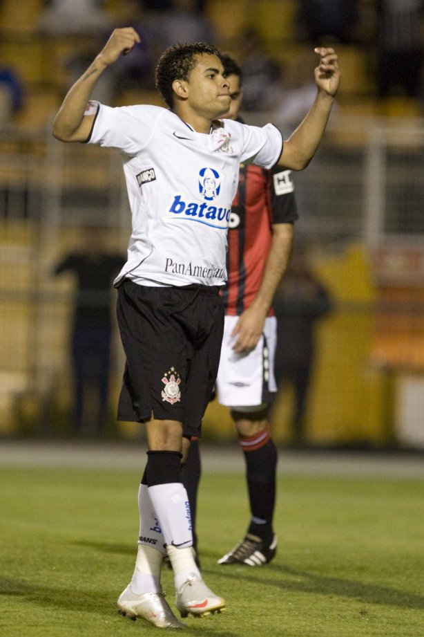 CORINTHIANS/SP X ATLETICO/PR - em um lance da partida realizada esta noite no estádio do Pacaembu, zona oeste da cidade, válida pelo returno do Campeonato Brasileiro de 2009