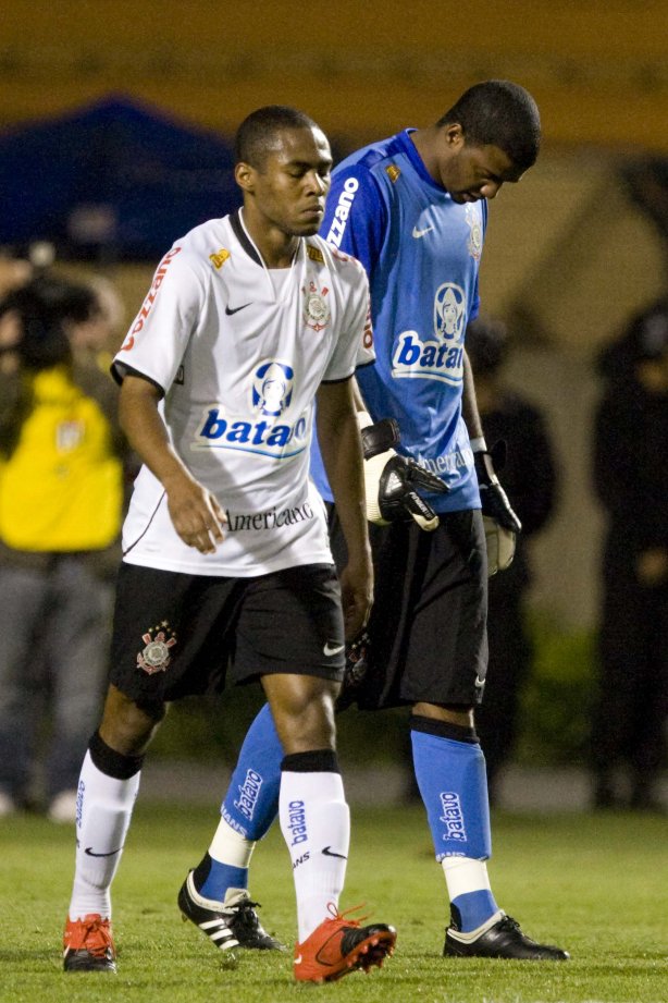 CORINTHIANS/SP X ATLETICO/PR - em um lance da partida realizada esta noite no estádio do Pacaembu, zona oeste da cidade, válida pelo returno do Campeonato Brasileiro de 2009