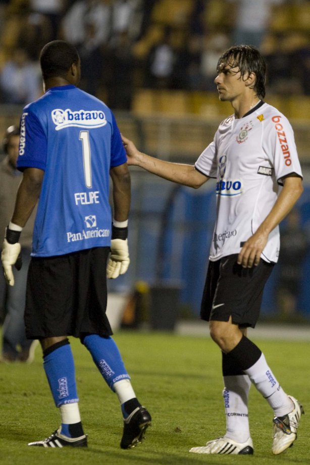 CORINTHIANS/SP X ATLETICO/PR - em um lance da partida realizada esta noite no estádio do Pacaembu, zona oeste da cidade, válida pelo returno do Campeonato Brasileiro de 2009
