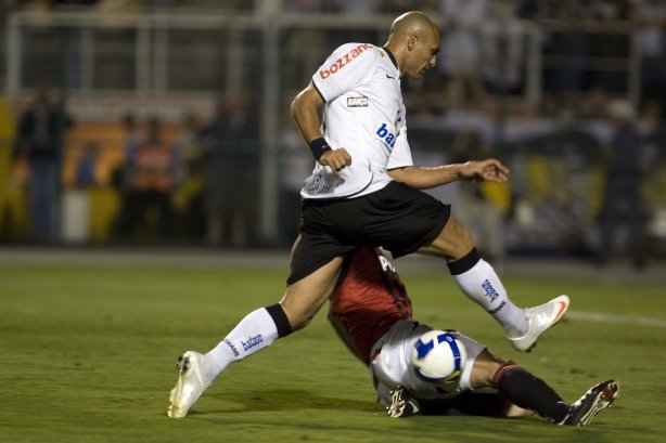 CORINTHIANS/SP X ATLETICO/PR - em um lance da partida realizada esta noite no estádio do Pacaembu, zona oeste da cidade, válida pelo returno do Campeonato Brasileiro de 2009