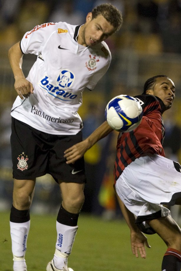 CORINTHIANS/SP X ATLETICO/PR - em um lance da partida realizada esta noite no estádio do Pacaembu, zona oeste da cidade, válida pelo returno do Campeonato Brasileiro de 2009
