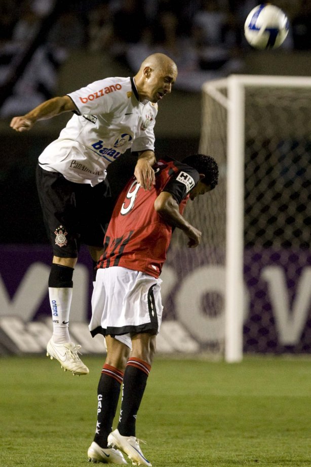 CORINTHIANS/SP X ATLETICO/PR - em um lance da partida realizada esta noite no estádio do Pacaembu, zona oeste da cidade, válida pelo returno do Campeonato Brasileiro de 2009
