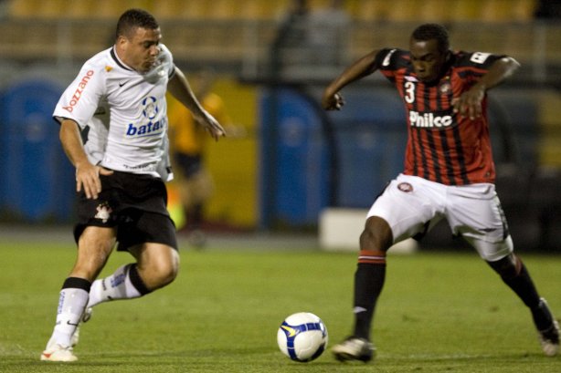 CORINTHIANS/SP X ATLETICO/PR - em um lance da partida realizada esta noite no estádio do Pacaembu, zona oeste da cidade, válida pelo returno do Campeonato Brasileiro de 2009
