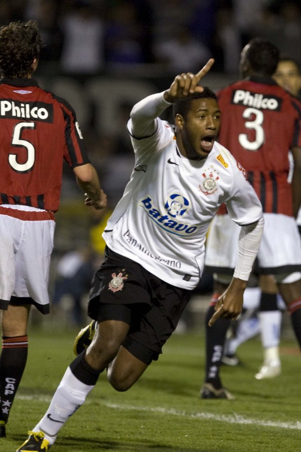 CORINTHIANS/SP X ATLETICO/PR - em um lance da partida realizada esta noite no estádio do Pacaembu, zona oeste da cidade, válida pelo returno do Campeonato Brasileiro de 2009