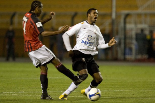 CORINTHIANS/SP X ATLETICO/PR - em um lance da partida realizada esta noite no estádio do Pacaembu, zona oeste da cidade, válida pelo returno do Campeonato Brasileiro de 2009