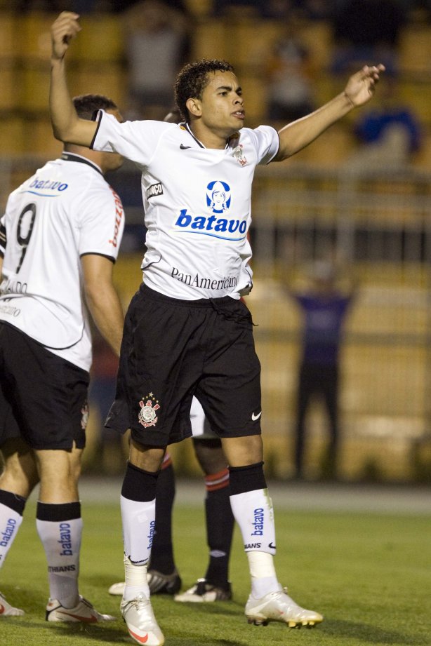 CORINTHIANS/SP X ATLETICO/PR - em um lance da partida realizada esta noite no estádio do Pacaembu, zona oeste da cidade, válida pelo returno do Campeonato Brasileiro de 2009