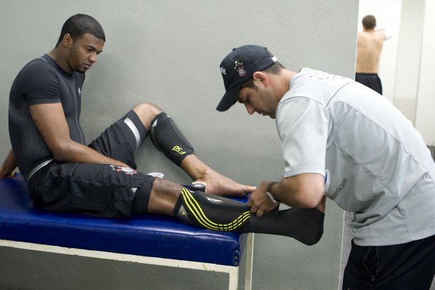 CORINTHIANS/SP X ATLETICO/PR - Felipe e o massagista Alex Dias nos vestiários antes da partida realizada esta noite no estádio do Pacaembu, zona oeste da cidade, válida pelo returno do Campeonato Brasileiro de 2009