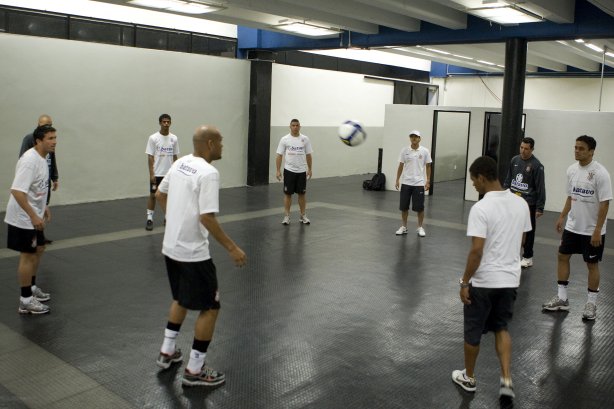 CORINTHIANS/SP X ATLETICO/PR - Jogadores nos vestiários antes da partida realizada esta noite no estádio do Pacaembu, zona oeste da cidade, válida pelo returno do Campeonato Brasileiro de 2009