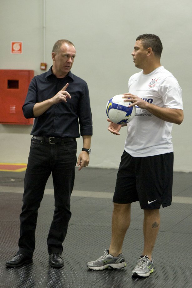 CORINTHIANS/SP X ATLETICO/PR - Mano Menezes e Ronaldo nos vestiários antes da partida realizada esta noite no estádio do Pacaembu, zona oeste da cidade, válida pelo returno do Campeonato Brasileiro de 2009