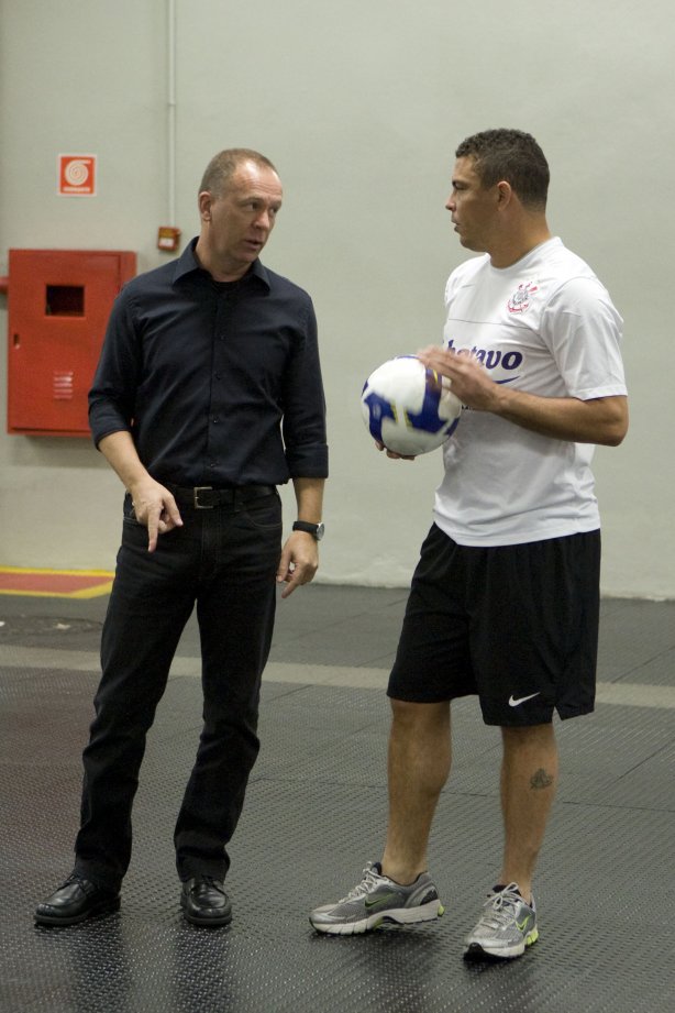 CORINTHIANS/SP X ATLETICO/PR - Mano Menezes e Ronaldo nos vestiários antes da partida realizada esta noite no estádio do Pacaembu, zona oeste da cidade, válida pelo returno do Campeonato Brasileiro de 2009