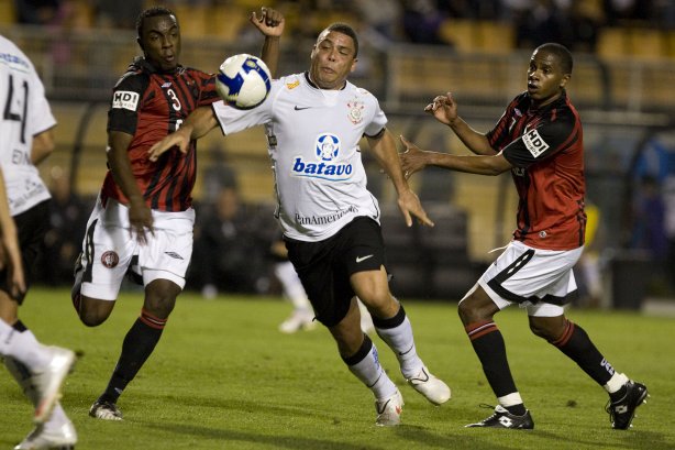 CORINTHIANS/SP X ATLETICO/PR - Manoel; Ronaldo e Valencia em um lance da partida realizada esta noite no estádio do Pacaembu, zona oeste da cidade, válida pelo returno do Campeonato Brasileiro de 2009