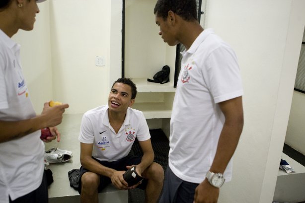 CORINTHIANS/SP X ATLETICO/PR - Marcelinho; Dentinho e Jadson nos vestiários antes da partida realizada esta noite no estádio do Pacaembu, zona oeste da cidade, válida pelo returno do Campeonato Brasileiro de 2009