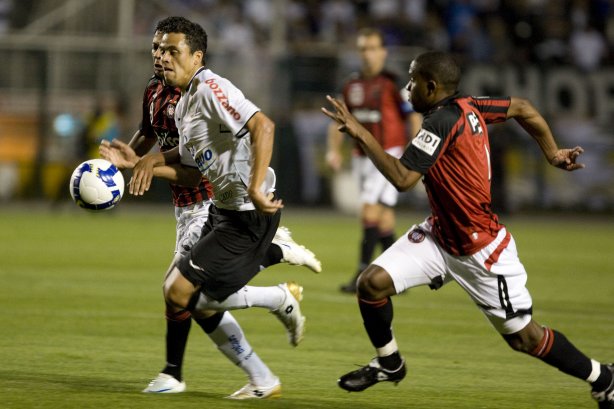 CORINTHIANS/SP X ATLETICO/PR - Marcinho; Wallyson, atras, e Valencia em um lance da partida realizada esta noite no estádio do Pacaembu, zona oeste da cidade, válida pelo returno do Campeonato Brasileiro de 2009