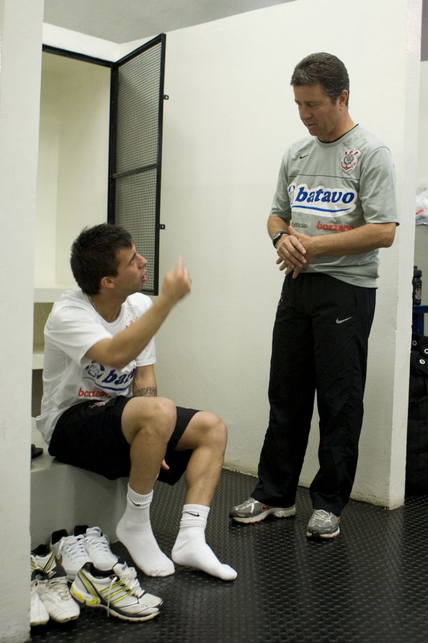 CORINTHIANS/SP X ATLETICO/PR - Matias Defederico e o preparador físico Walmir Cruz nos vestiários antes da partida realizada esta noite no estádio do Pacaembu, zona oeste da cidade, válida pelo returno do Campeonato Brasileiro de 2009