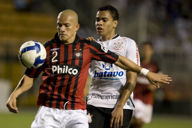CORINTHIANS/SP X ATLETICO/PR - Nei e Dentinho em um lance da partida realizada esta noite no estádio do Pacaembu, zona oeste da cidade, válida pelo returno do Campeonato Brasileiro de 2009