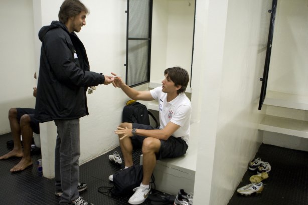 CORINTHIANS/SP X ATLETICO/PR - O fisiologista Daniel Portella e Paulo André nos vestiários antes da partida realizada esta noite no estádio do Pacaembu, zona oeste da cidade, válida pelo returno do Campeonato Brasileiro de 2009