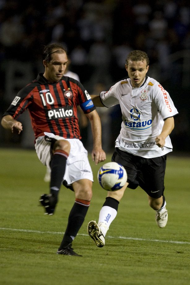 CORINTHIANS/SP X ATLETICO/PR - Paulo Baier e Marcelo Mattos em um lance da partida realizada esta noite no estádio do Pacaembu, zona oeste da cidade, válida pelo returno do Campeonato Brasileiro de 2009