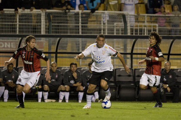CORINTHIANS/SP X ATLETICO/PR - Rafael Mirando; Ronaldo e Marcio Azevedo em um lance da partida realizada esta noite no estádio do Pacaembu, zona oeste da cidade, válida pelo returno do Campeonato Brasileiro de 2009