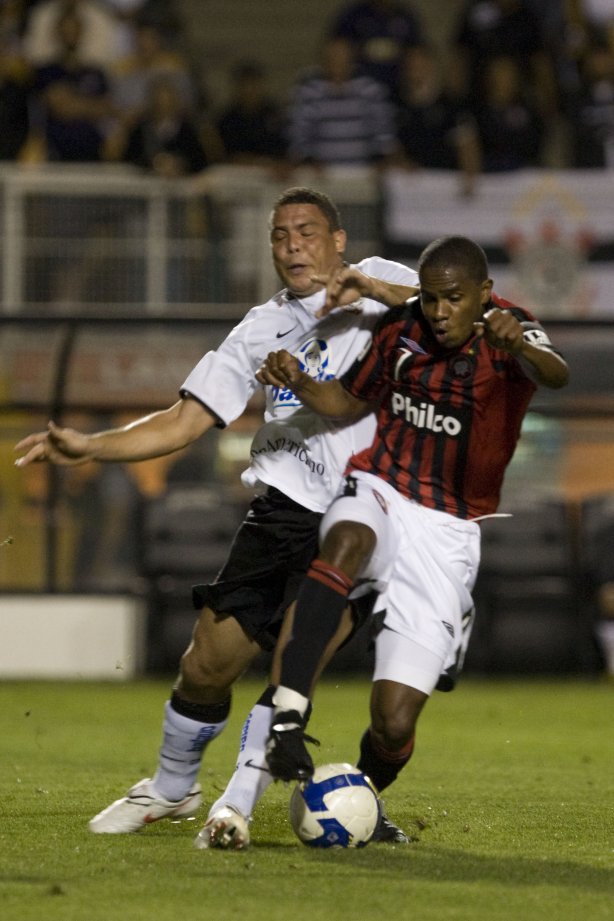 CORINTHIANS/SP X ATLETICO/PR - Ronaldo e Valencia em um lance da partida realizada esta noite no estádio do Pacaembu, zona oeste da cidade, válida pelo returno do Campeonato Brasileiro de 2009