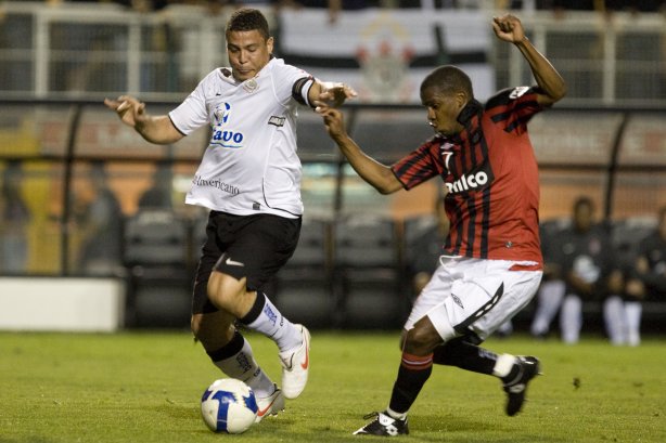 CORINTHIANS/SP X ATLETICO/PR - Ronaldo e Valencia em um lance da partida realizada esta noite no estádio do Pacaembu, zona oeste da cidade, válida pelo returno do Campeonato Brasileiro de 2009