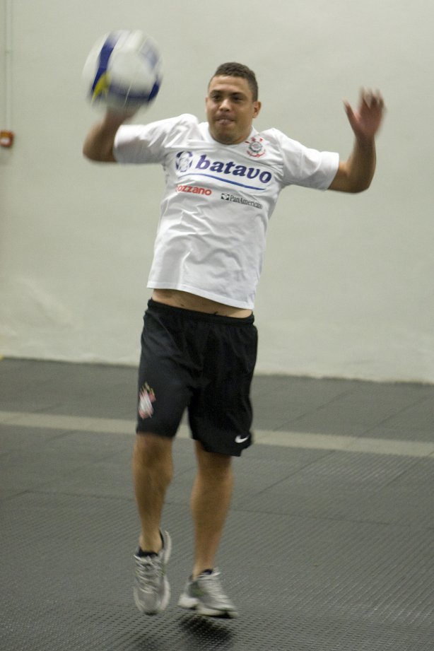 CORINTHIANS/SP X ATLETICO/PR - Ronaldo nos vestiários antes da partida realizada esta noite no estádio do Pacaembu, zona oeste da cidade, válida pelo returno do Campeonato Brasileiro de 2009