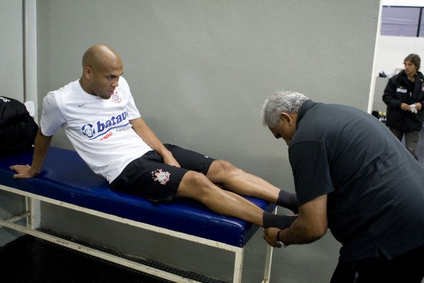 CORINTHIANS/SP X ATLETICO/PR - Souza e o massagista Ceará nos vestiários antes da partida realizada esta noite no estádio do Pacaembu, zona oeste da cidade, válida pelo returno do Campeonato Brasileiro de 2009