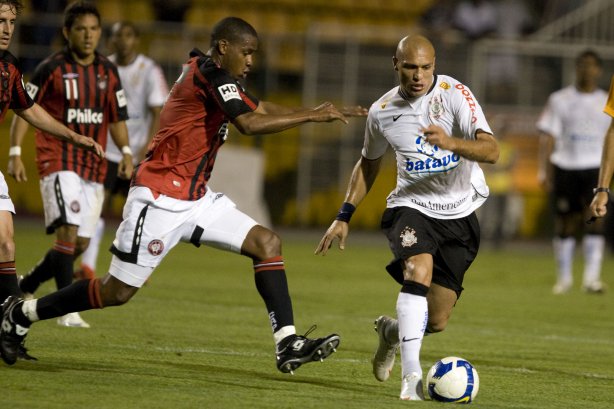 CORINTHIANS/SP X ATLETICO/PR - Valencia e Edno em um lance da partida realizada esta noite no estádio do Pacaembu, zona oeste da cidade, válida pelo returno do Campeonato Brasileiro de 2009