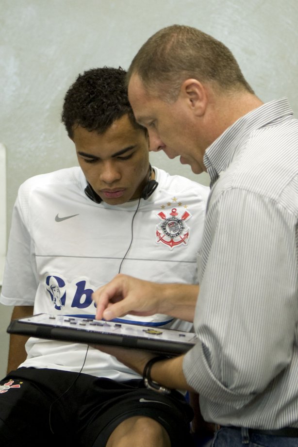 CORINTHIANS/SP X GREMIO/RS - Dentinho e Mano Menezes nos vestiários antes da partida realizada esta tarde no estádio do Pacaembu, zona oeste da cidade, válida pelo returno do Campeonato Brasileiro de 2009