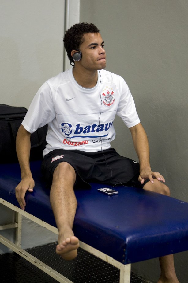 CORINTHIANS/SP X GREMIO/RS - Dentinho nos vestiários antes da partida realizada esta tarde no estádio do Pacaembu, zona oeste da cidade, válida pelo returno do Campeonato Brasileiro de 2009