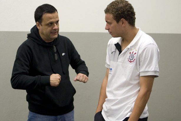 CORINTHIANS/SP X GREMIO/RS - Dr. Paulo de Faria e Marcelo Mattos nos vestiários antes da partida realizada esta tarde no estádio do Pacaembu, zona oeste da cidade, válida pelo returno do Campeonato Brasileiro de 2009