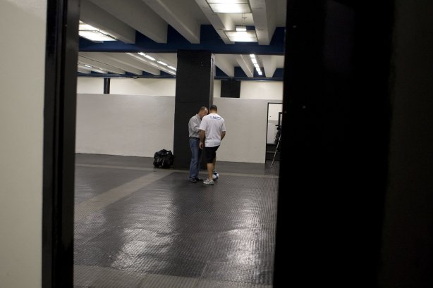 CORINTHIANS/SP X GREMIO/RS - Mano Menezes e Ronaldo nos vestiários antes da partida realizada esta tarde no estádio do Pacaembu, zona oeste da cidade, válida pelo returno do Campeonato Brasileiro de 2009