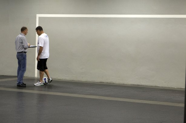 CORINTHIANS/SP X GREMIO/RS - Mano Menezes e Ronaldo nos vestiários antes da partida realizada esta tarde no estádio do Pacaembu, zona oeste da cidade, válida pelo returno do Campeonato Brasileiro de 2009