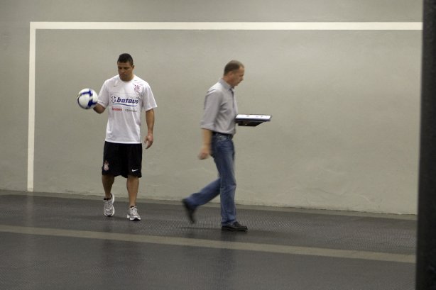 CORINTHIANS/SP X GREMIO/RS - Ronaldo e Mano Menezes nos vestiários antes da partida realizada esta tarde no estádio do Pacaembu, zona oeste da cidade, válida pelo returno do Campeonato Brasileiro de 2009