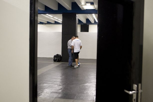 CORINTHIANS/SP X GREMIO/RS - Ronaldo e Mano Menezes nos vestiários antes da partida realizada esta tarde no estádio do Pacaembu, zona oeste da cidade, válida pelo returno do Campeonato Brasileiro de 2009